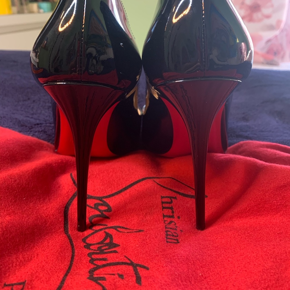 Hot Chick Christian Louboutin !